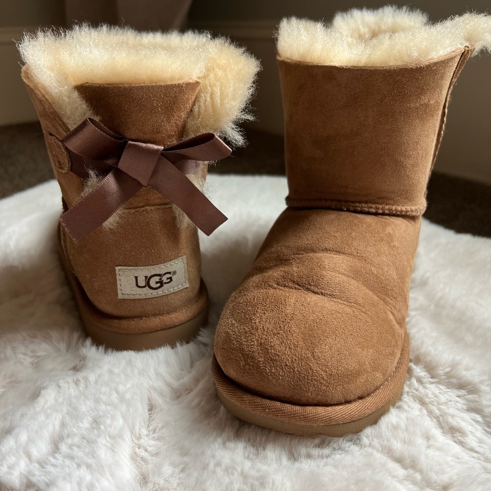 UGG Mini Bailey Bow II Girls Size 4